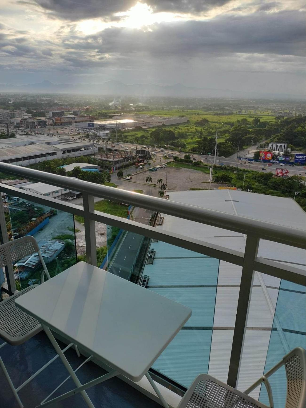 Azure North Studio Units Located In 17Th Floor And Above San Fernando  Εξωτερικό φωτογραφία