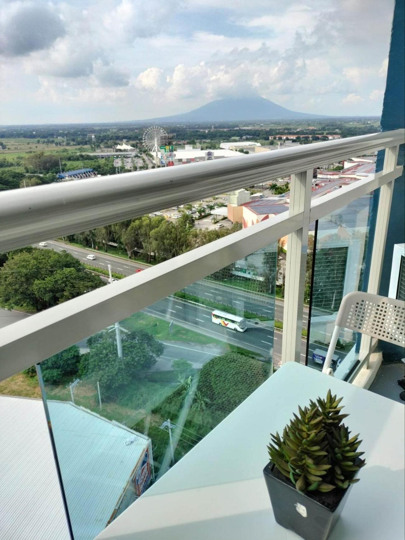 Azure North Studio Units Located In 17Th Floor And Above San Fernando  Εξωτερικό φωτογραφία